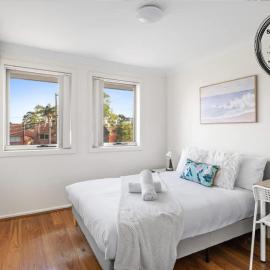 Luxe Double Room in Panania - Nearby Stations & Shops - Shared Bathroom, hotel in Panania