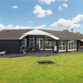 10 person holiday home in Rudkøbing-By Traum, hotel v destinácii Spodsbjerg