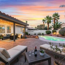 Luxury Vegas Escape,Pool, Gameroom, Mtn Views, EV, hotel in Las Vegas