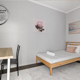 Light & Simple Single Room in Courtyard - Peakhurst Area - Shared Bathroom