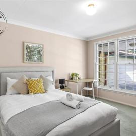 Affordable No-Frills Queen Room in Pymble - Shared Bathroom, hotel in Pymble