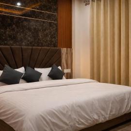 Cedarwood 2BHK Near Mall Road w Mountain View