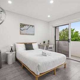 Sleek & Comfortable Double Room at Revesby with Shared Amenities، فندق في Revesby