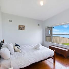 Lakes Edge Cottage Pet Friendly Waterfront Escape, hotelli kohteessa Budgewoi