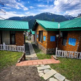 Aura Montane luxury cottages, hotel in Manāli