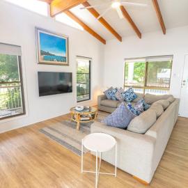 Amity Treetops - Prime Location - Sleeps 7, hotel in Amity Point
