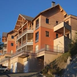 Mobile homes for 4 people with lake view in Residence L'Ecrin du Lac, Chorges, hotel u gradu Šorž