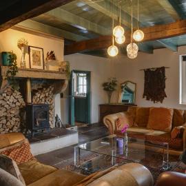 Bohemian Experience Wellness, Jacuzzi, Sauna, BBQ, Garden, Sleeps 14، فندق في Kockengen