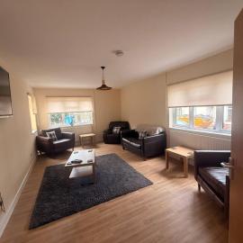 Spacious House Sleeps 10 -Near BikePark Wales -Central -Parking, hotel en Troed-y-rhiw