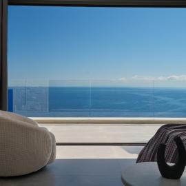 On The Rocks 7 Bedroom Villa، فندق في Korithion