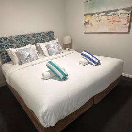 Coastal Breeze Nelson Bay, King bed, spa, pool, hotel in Nelson Bay