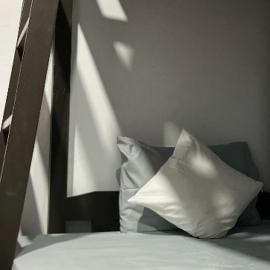 Surabaya Vibes Hostel: Surabaya şehrinde bir otel