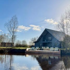 Twist에 위치한 호텔 Franks Ferienhaus am See I Privatsteg I Tretboot I Spieletage I Ruhe I Natur I Angeln I luxuriös & großzügig bis zu 10 Personen