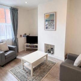 Midsummer Cottage - 2BR, Heart of Town, Patio, Parking, Sleeps 4