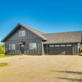 Family-Friendly Donnelly Home w/ Private Hot Tub! – hotel w mieście Donnelly
