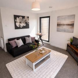 Luxury 2BR Heathrow Escape Free Parking, Hotel in Colnbrook