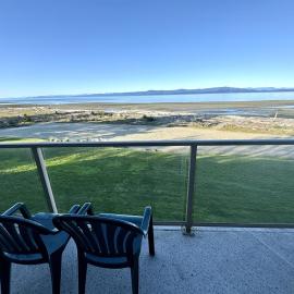 Oceanfront Studio with Loft - amazing views!, Hotel in Qualicum Beach