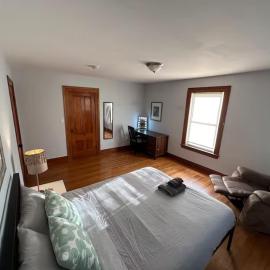 -No51- Lovely Large Room in a House - 10 min to Green Line and Red Line T Stations & Tufts University - Centrally Located at Somerville Boston