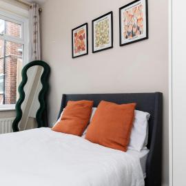 Bright & Comfortable 2-Bed Home 5 mins from Newcastle City Centre - Free Parking, hotel in Gateshead