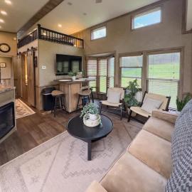 Quail Run Farm- Rustic Tiny Home 3, hotel in Chattanooga