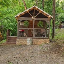 Tiny Cabin Village Private Hot Tub Lynda Cabin: Chattanooga şehrinde bir otel