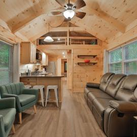 Stefan Cabin Nature-nested Tiny Home Hot Tub, hotel in Chattanooga