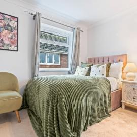 7 Mins to I54 - Albrighton Village Stay! 3 Double Beds 1 Single 2 WC - OFF M54 RAF Cosford Telford Shropshire Staffordshire -JLR Wolves Stafford I54 Business Park- 10 Mins to M6- 40 Mins to NEC Regular & Long Work Stays available - Samina- ARZ Stays
