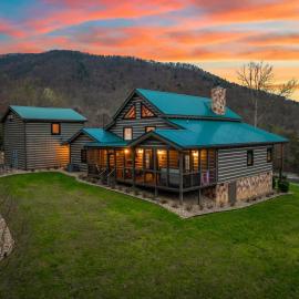 코스비에 위치한 호텔 Luxury Chalet with Private Suite Secluded and HotTub