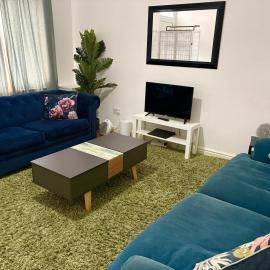 2 Bed Dukinfield Home, Suitable For Contractors, Families, Parking Available l FREE 1HR Early Check-In and Late Check-out