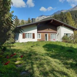 House with mountain views & a sun terrace، فندق في فالبيلا