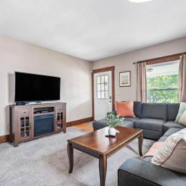Historic District w Fully Stocked Kitchen and Sleeps 6
