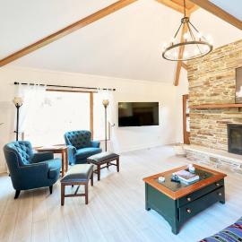 Spacious Retreat Fenced Yard & Patio Walk Downtown، فندق في شيريدان