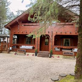 Lakeside Log Cabin 4 Bedrooms Dog-Friendly Escape, Hotel in Ballyconnell