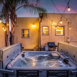 Unique Bungalow w/ hot Spa in DT, hotel in Sacramento