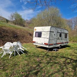 Caravan Lara Camping La Foret du Morvan, hôtel à Larochemillay