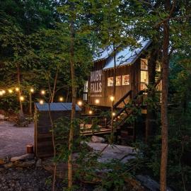 Treetop Hideaways: Redbud Treehouse in Chattanooga