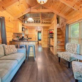 Eden Cabin Forested Tiny Home On Lookout Mtn, hotel in Chattanooga