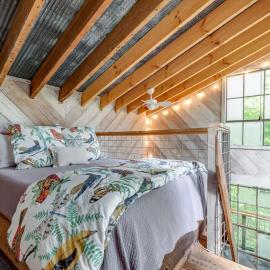 Treetop Hideaways: Luna Loft Treehouse, Hotel in Flintstone
