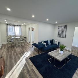 Spacious 3BR Entire Home in Waterloo, Pvt Fenced Backyard, Office Space, Family & Pets Friendly, hotell i Waterloo