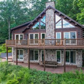New: Pet Friendly Home with Walkable Lake AccessDock, Hotel in McHenry