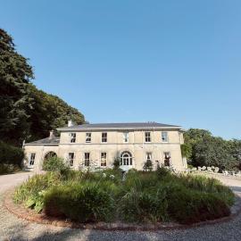 Courtyard Apartament, hotel in Ballymore