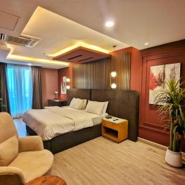 Goldcrest Mall and Residency - Family Three Bedroom Apartment - Free Parking