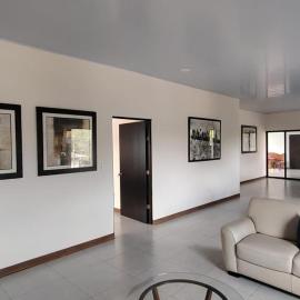 Habitación en Grecia Condo cerca Evolution FreeZone, hotell i Grecia
