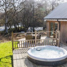 Beautiful river fronted house with private hot tub, hotel Killinben