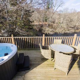Otters Holt Riverside Retreat Hot Tub near Loch Tay, hotel u gradu Kilin