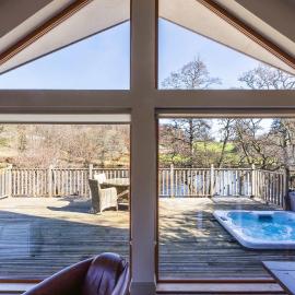 Riverbank- Glass-Fronted Riverside Stay -Hot Tub, hotel din Killin
