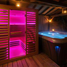 Modern Detached Home with Hot Tub & Infrared Sauna, hotel in Stifford