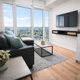 Home In The Clouds - Downtown Retreat - Gym, Free Parking