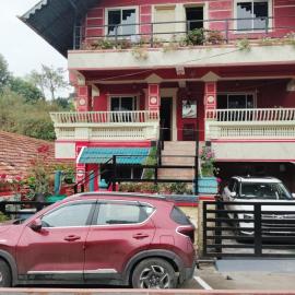 VAISHNAVI VILLA-Family Homestay-2km from bus stand-WiFi, hotel in Madikeri