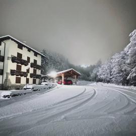 Cervinia House - Alpine Apartments & Chalet, хотел в Валтурненче